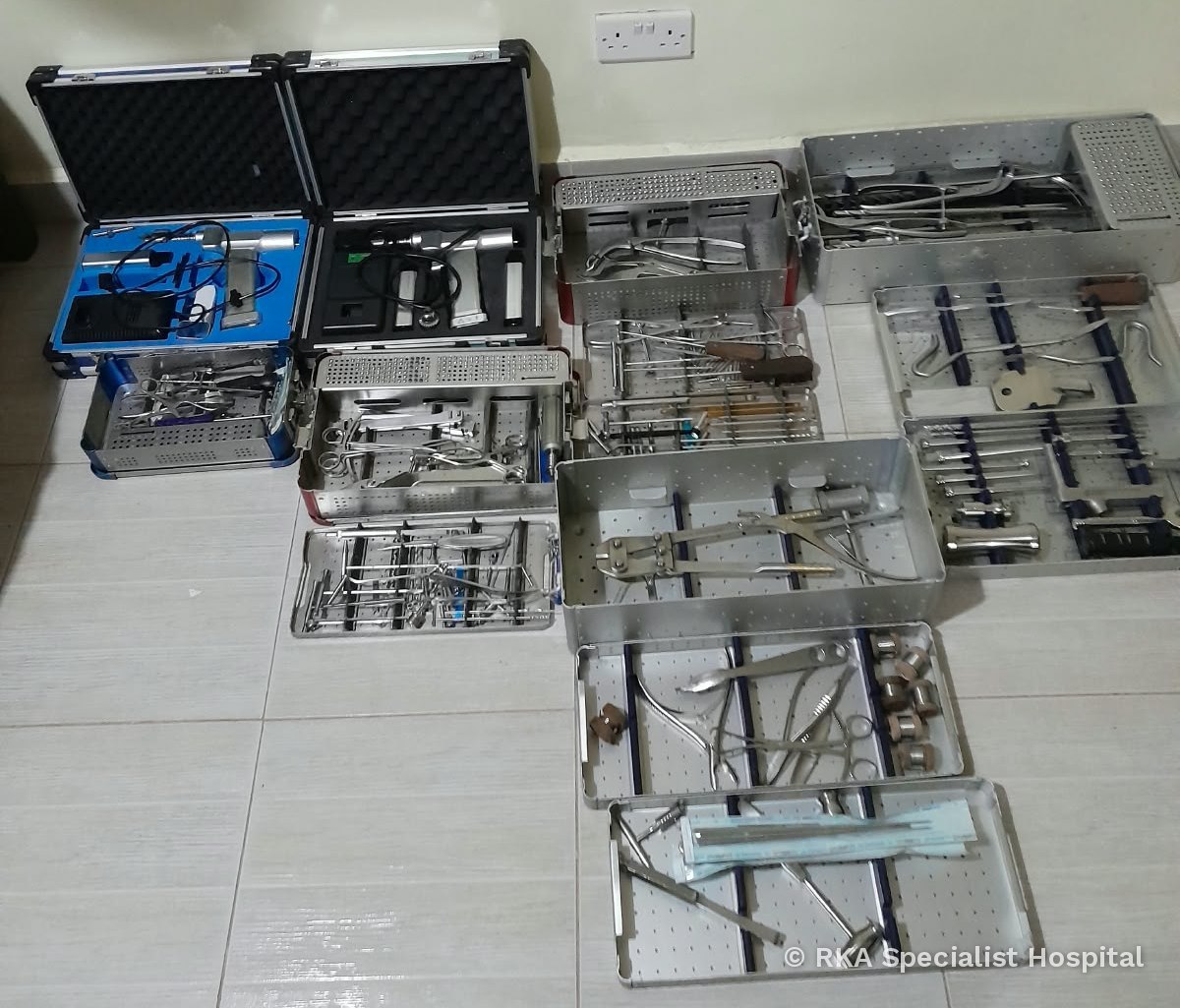Orthopaedic instrument sets, including power tool cases and instrument trays